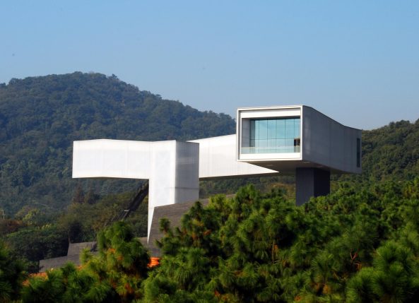 Nanjing Museum of Art and Architecture, Steven Holl Architects, Li Hu, Contemporary International Practical Exhibition of Architecture (CIPEA), Museumsneubau, Bauen in China, Skulptur, Bambusschalung, Beton, Schwarzer Beton, Bambus, Glas, Knick, Black Concrete, China