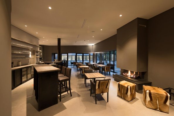 Singen, MAC, Museum Arts & Cars, Daniel Binder Architekt, Welle, Schwung in Singen, Museum fr Autos und Kunst in Singen, Bilbao am Bodensee, Frank O. Gehry, Kollhoff, Gabriela Unbehaun-Maier und Hermann Maier, Oldtimer, Kunstwerke