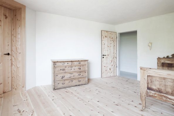 Alto Adige, Zirbelholz und Sichtbeton, Wohnhaus in den Dolomiten, Sdtirol, Trentino, Pedevilla Architekten, Gadertal. Bauen in den Bergen, Vila, Viles, Enneberg, Beton und Holz, Kleinod