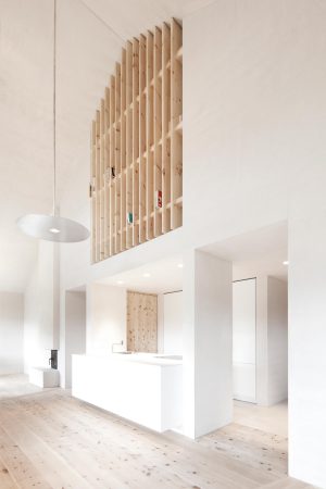 Alto Adige, Zirbelholz und Sichtbeton, Wohnhaus in den Dolomiten, Sdtirol, Trentino, Pedevilla Architekten, Gadertal. Bauen in den Bergen, Vila, Viles, Enneberg, Beton und Holz, Kleinod