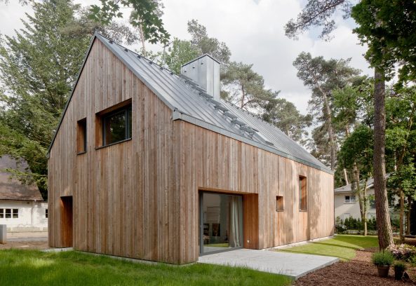 Haus in Kleinmachnow, Berlin, Holzhaus, Holzhtte, Wohnhuas, Kleinod, Musikerviertel, Haus im Wald, KrausevonMatuschka Architekten, Hans Krause, Peter von Matuschka, da! Architektur in und aus Berlin 2014, Satteldach