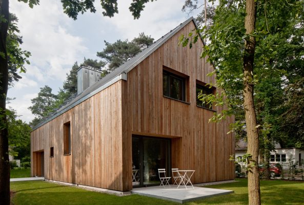 Haus in Kleinmachnow, Berlin, Holzhaus, Holzhtte, Wohnhuas, Kleinod, Musikerviertel, Haus im Wald, KrausevonMatuschka Architekten, Hans Krause, Peter von Matuschka, da! Architektur in und aus Berlin 2014, Satteldach