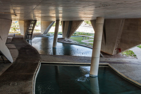 Christian de Portzamparc, Rio de Janeiro, Kulturbau, Avenida das Amricas, Avenida Ayrton Senna, Barra da Tijuca, Lcio Costa, Fernando Chacel, Cidade das Artes, Opernhaus, Konzerthaus, Orchester, Proberume, ffentlichkeit, Garten, Wassergarten, Sichtbeton, Beton, Rampe