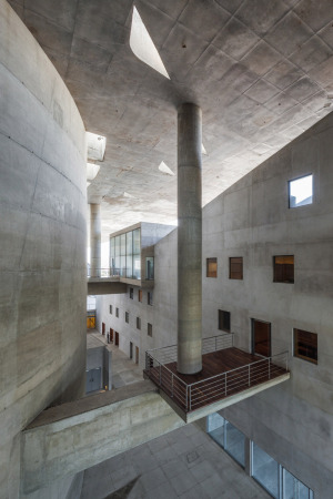 Christian de Portzamparc, Rio de Janeiro, Kulturbau, Avenida das Amricas, Avenida Ayrton Senna, Barra da Tijuca, Lcio Costa, Fernando Chacel, Cidade das Artes, Opernhaus, Konzerthaus, Orchester, Proberume, ffentlichkeit, Garten, Wassergarten, Sichtbeton, Beton, Rampe