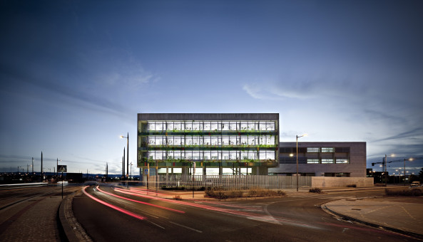 Miguel Martínez Monedero, Beton, Sichtbeton, María de Lara Ruiz, Universidad de Granada, Ampliación del Centro de Investigaciones Biomédicas, CIBM, Labor, Laborgebude, Erweiterung, Anbau, Begrnte Fassade, Fassadenbegrnung