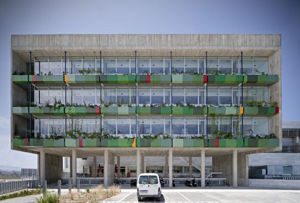 Miguel Martínez Monedero, Beton, Sichtbeton, María de Lara Ruiz, Universidad de Granada, Ampliación del Centro de Investigaciones Biomédicas, CIBM, Labor, Laborgebude, Erweiterung, Anbau, Begrnte Fassade, Fassadenbegrnung