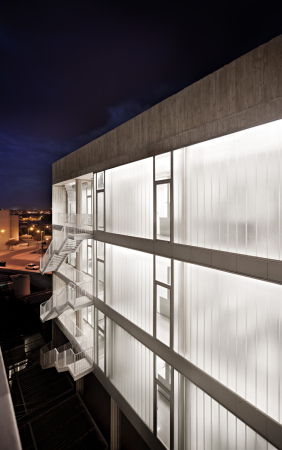 Miguel Martínez Monedero, Beton, Sichtbeton, María de Lara Ruiz, Universidad de Granada, Ampliación del Centro de Investigaciones Biomédicas, CIBM, Labor, Laborgebude, Erweiterung, Anbau, Begrnte Fassade, Fassadenbegrnung