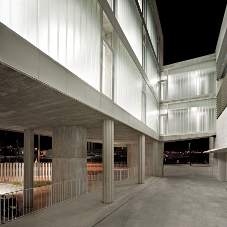 Miguel Martínez Monedero, Beton, Sichtbeton, María de Lara Ruiz, Universidad de Granada, Ampliación del Centro de Investigaciones Biomédicas, CIBM, Labor, Laborgebude, Erweiterung, Anbau, Begrnte Fassade, Fassadenbegrnung