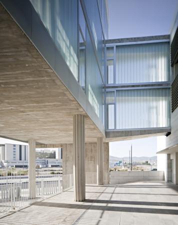 Miguel Martínez Monedero, Beton, Sichtbeton, María de Lara Ruiz, Universidad de Granada, Ampliación del Centro de Investigaciones Biomédicas, CIBM, Labor, Laborgebude, Erweiterung, Anbau, Begrnte Fassade, Fassadenbegrnung