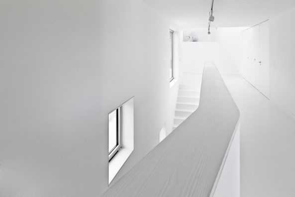 Sanierung, Umbau, J�rgen Mayer H, J. Mayer H., Ignacio Peydro, Isabel Collado, Beton, flie�ende Formen, wei�e Fassade, Ferienhaus in La Coruna, Wohnhaus in Spanien, Dosis de Arquitectura: Casa V, Oleiros, La Coruna, Spain