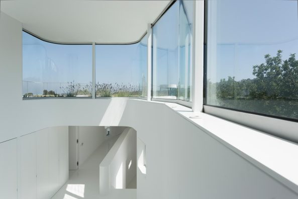 Sanierung, Umbau, J�rgen Mayer H, J. Mayer H., Ignacio Peydro, Isabel Collado, Beton, flie�ende Formen, wei�e Fassade, Ferienhaus in La Coruna, Wohnhaus in Spanien, Dosis de Arquitectura: Casa V, Oleiros, La Coruna, Spain