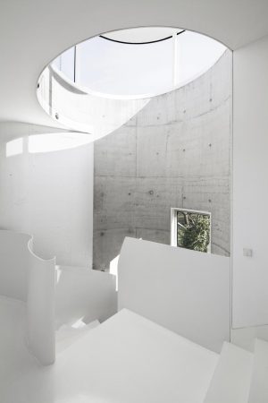 Sanierung, Umbau, J�rgen Mayer H, J. Mayer H., Ignacio Peydro, Isabel Collado, Beton, flie�ende Formen, wei�e Fassade, Ferienhaus in La Coruna, Wohnhaus in Spanien, Dosis de Arquitectura: Casa V, Oleiros, La Coruna, Spain