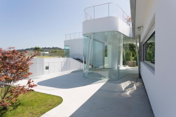 Sanierung, Umbau, J�rgen Mayer H, J. Mayer H., Ignacio Peydro, Isabel Collado, Beton, flie�ende Formen, wei�e Fassade, Ferienhaus in La Coruna, Wohnhaus in Spanien, Dosis de Arquitectura: Casa V, Oleiros, La Coruna, Spain