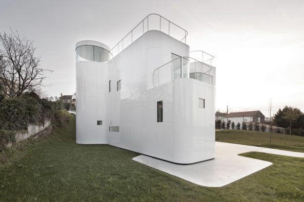 Sanierung, Umbau, J�rgen Mayer H, J. Mayer H., Ignacio Peydro, Isabel Collado, Beton, flie�ende Formen, wei�e Fassade, Ferienhaus in La Coruna, Wohnhaus in Spanien, Dosis de Arquitectura: Casa V, Oleiros, La Coruna, Spain