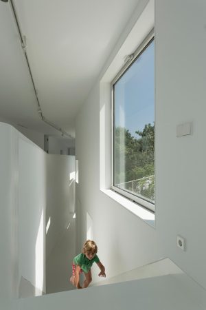 Sanierung, Umbau, J�rgen Mayer H, J. Mayer H., Ignacio Peydro, Isabel Collado, Beton, flie�ende Formen, wei�e Fassade, Ferienhaus in La Coruna, Wohnhaus in Spanien, Dosis de Arquitectura: Casa V, Oleiros, La Coruna, Spain