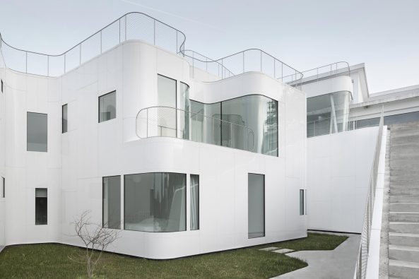 Sanierung, Umbau, J�rgen Mayer H, J. Mayer H., Ignacio Peydro, Isabel Collado, Beton, flie�ende Formen, wei�e Fassade, Ferienhaus in La Coruna, Wohnhaus in Spanien, Dosis de Arquitectura: Casa V, Oleiros, La Coruna, Spain