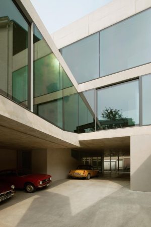 Wiel Arets, Maastricht, Oldtimer-Sammlung, Aston Martin, Wohnhaus in Maastricht, Neubau, Beton, Glas, Autos, Garage, Treppe, James Bond