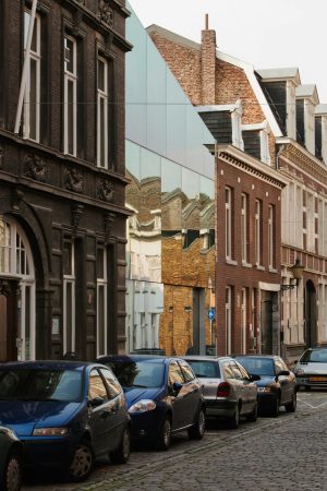 Wiel Arets, Maastricht, Oldtimer-Sammlung, Aston Martin, Wohnhaus in Maastricht, Neubau, Beton, Glas, Autos, Garage, Treppe, James Bond