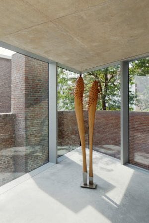 Wiel Arets, Maastricht, Oldtimer-Sammlung, Aston Martin, Wohnhaus in Maastricht, Neubau, Beton, Glas, Autos, Garage, Treppe, James Bond