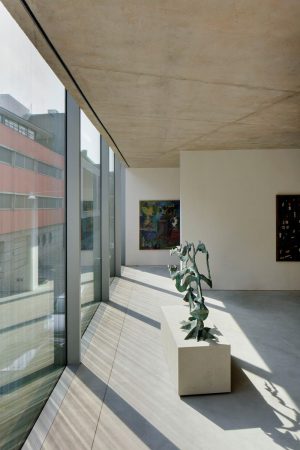 Wiel Arets, Maastricht, Oldtimer-Sammlung, Aston Martin, Wohnhaus in Maastricht, Neubau, Beton, Glas, Autos, Garage, Treppe, James Bond