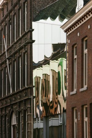 Wiel Arets, Maastricht, Oldtimer-Sammlung, Aston Martin, Wohnhaus in Maastricht, Neubau, Beton, Glas, Autos, Garage, Treppe, James Bond