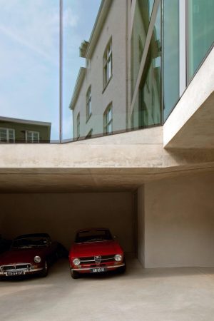 Wiel Arets, Maastricht, Oldtimer-Sammlung, Aston Martin, Wohnhaus in Maastricht, Neubau, Beton, Glas, Autos, Garage, Treppe, James Bond