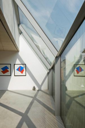 Wiel Arets, Maastricht, Oldtimer-Sammlung, Aston Martin, Wohnhaus in Maastricht, Neubau, Beton, Glas, Autos, Garage, Treppe, James Bond