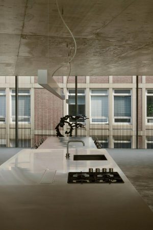 Wiel Arets, Maastricht, Oldtimer-Sammlung, Aston Martin, Wohnhaus in Maastricht, Neubau, Beton, Glas, Autos, Garage, Treppe, James Bond