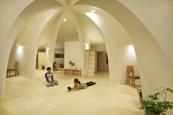 Tochigi; Hiroyuki Shinozaki Architects; Fumihiko Ikemoto; Achteck; Strahlen; Rundbgen; Einfamilienhaus; eingeschossig; House I
