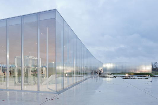 Unzhlige Schichten aus Glas bilden die Dependance des Louvre im nordfranzsischen Lens, realisiert nach Plnen von SANAA