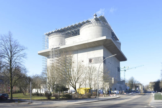In Hamburg ist zu bestaunen, wie aus einem ehemaligen Flakbunker ein Kraftwerk fr erneuerbare Energien geworden ist