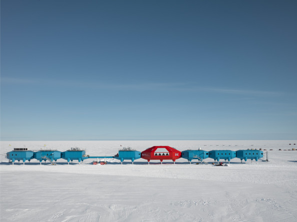Die Forschungsstation Halley IV in der Antarktis steht auf hydraulischen Stelzen mit Skiern und lsst sich landeinwrts ziehen