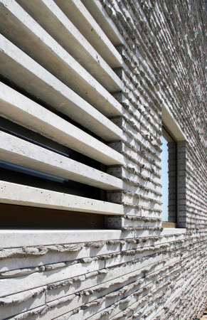 Das Wall House in Namur aus gemauerten Betonfertigteilstrzen mit herausquellendem Zementmrtel