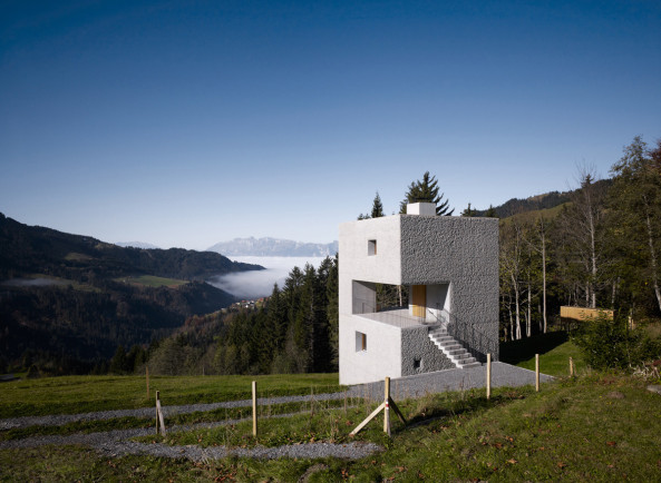Ferienhaus im Vorarlberg mit roh belassenem und mit Hmmern bearbeitetem Beton von Marte.Marte Architekten