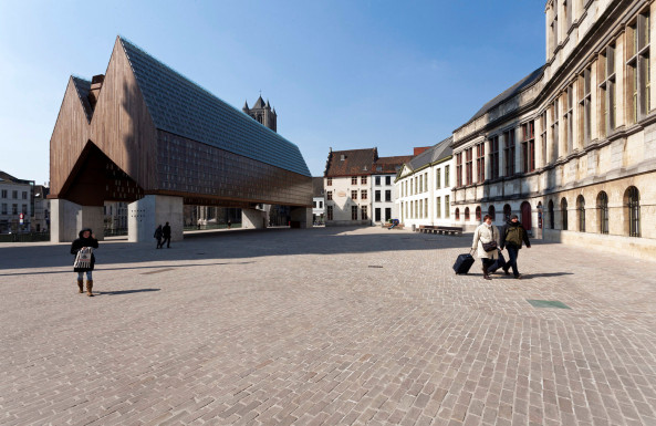 Markthalle in Gent: Doppeltes Satteldach als holzverkleidetes Stahlfachwerk mit Glasdeckung