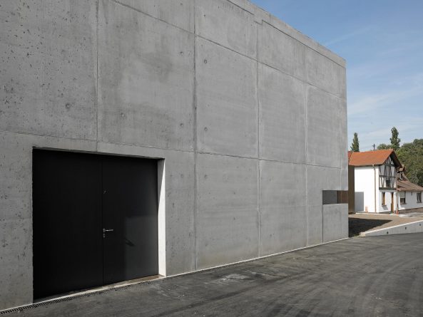 er in Kelterhalle aus Leichtbeton, Weingut Bietighfer, Billigheim-Ingenheim, burkhard architekten, Landau, Pfalz, Wein und Architektur, Winzer Stefan Bietighfer, Beton, Cortenstahl, Weingut LoimLangenlois, Architekt Felix Burkhard, Kelterhalle, Klotz, Kubus, Sichtbeton