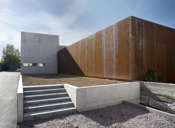 er in Kelterhalle aus Leichtbeton, Weingut Bietighfer, Billigheim-Ingenheim, burkhard architekten, Landau, Pfalz, Wein und Architektur, Winzer Stefan Bietighfer, Beton, Cortenstahl, Weingut LoimLangenlois, Architekt Felix Burkhard, Kelterhalle, Klotz, Kubus, Sichtbeton