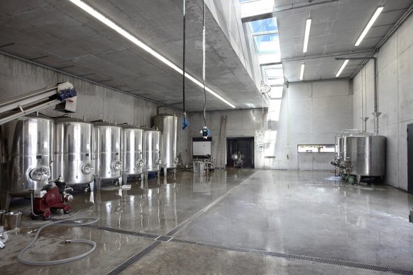 er in Kelterhalle aus Leichtbeton, Weingut Bietighfer, Billigheim-Ingenheim, burkhard architekten, Landau, Pfalz, Wein und Architektur, Winzer Stefan Bietighfer, Beton, Cortenstahl, Weingut LoimLangenlois, Architekt Felix Burkhard, Kelterhalle, Klotz, Kubus, Sichtbeton