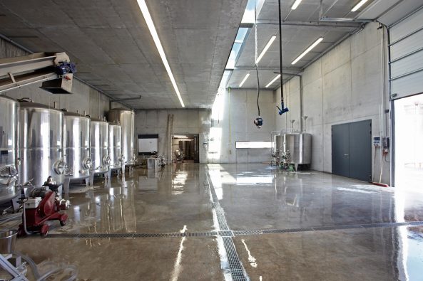 er in Kelterhalle aus Leichtbeton, Weingut Bietighfer, Billigheim-Ingenheim, burkhard architekten, Landau, Pfalz, Wein und Architektur, Winzer Stefan Bietighfer, Beton, Cortenstahl, Weingut LoimLangenlois, Architekt Felix Burkhard, Kelterhalle, Klotz, Kubus, Sichtbeton