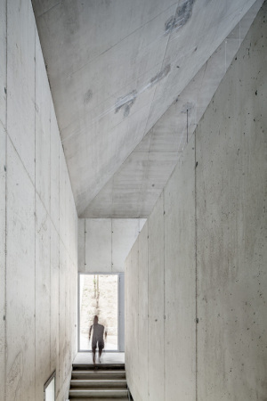 Eduardo Arranz-Bravo, Atelier in Barcelona, Beton, Hang, Wald, Tibidabo, Bauten f�r die Kunst, Architekten bauen f�r K�nstler, Jordi Garces, Malerei, Studio, K�nstlerstudio, Arranz Bravo