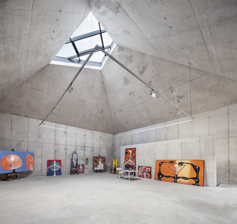 Eduardo Arranz-Bravo, Atelier in Barcelona, Beton, Hang, Wald, Tibidabo, Bauten f�r die Kunst, Architekten bauen f�r K�nstler, Jordi Garces, Malerei, Studio, K�nstlerstudio, Arranz Bravo