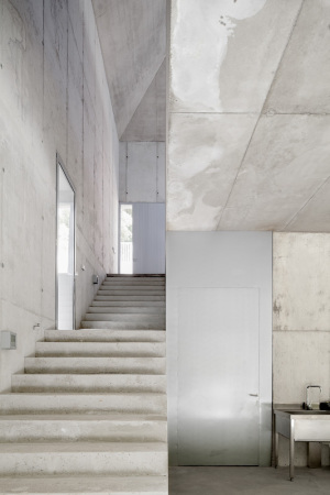 Eduardo Arranz-Bravo, Atelier in Barcelona, Beton, Hang, Wald, Tibidabo, Bauten f�r die Kunst, Architekten bauen f�r K�nstler, Jordi Garces, Malerei, Studio, K�nstlerstudio, Arranz Bravo