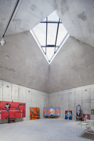 Eduardo Arranz-Bravo, Atelier in Barcelona, Beton, Hang, Wald, Tibidabo, Bauten f�r die Kunst, Architekten bauen f�r K�nstler, Jordi Garces, Malerei, Studio, K�nstlerstudio, Arranz Bravo