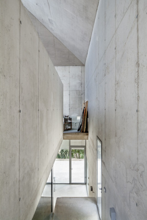 Eduardo Arranz-Bravo, Atelier in Barcelona, Beton, Hang, Wald, Tibidabo, Bauten f�r die Kunst, Architekten bauen f�r K�nstler, Jordi Garces, Malerei, Studio, K�nstlerstudio, Arranz Bravo