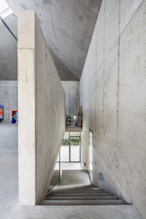 Eduardo Arranz-Bravo, Atelier in Barcelona, Beton, Hang, Wald, Tibidabo, Bauten f�r die Kunst, Architekten bauen f�r K�nstler, Jordi Garces, Malerei, Studio, K�nstlerstudio, Arranz Bravo
