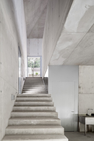 Eduardo Arranz-Bravo, Atelier in Barcelona, Beton, Hang, Wald, Tibidabo, Bauten f�r die Kunst, Architekten bauen f�r K�nstler, Jordi Garces, Malerei, Studio, K�nstlerstudio, Arranz Bravo