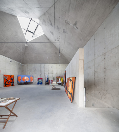 Eduardo Arranz-Bravo, Atelier in Barcelona, Beton, Hang, Wald, Tibidabo, Bauten f�r die Kunst, Architekten bauen f�r K�nstler, Jordi Garces, Malerei, Studio, K�nstlerstudio, Arranz Bravo