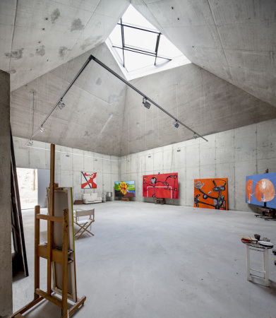 Eduardo Arranz-Bravo, Atelier in Barcelona, Beton, Hang, Wald, Tibidabo, Bauten f�r die Kunst, Architekten bauen f�r K�nstler, Jordi Garces, Malerei, Studio, K�nstlerstudio, Arranz Bravo