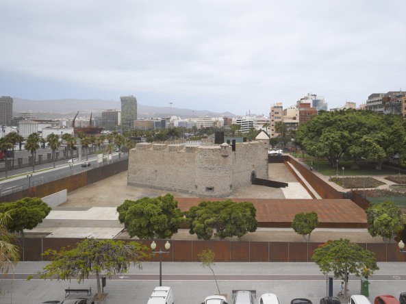 Castillo de la Luz, Nieto Sobejano Arquitectos, Fuensanta Nieto, Enrique Sobejano, Las Palmas, Kastell des Lichts, Prinz von Asturien, Martin Chirino, Ruine, Sanierung, Kanarische Inseln, Canary Island Museum, Fassade, Corten Stahl, A hidden Void, La Isleta, Beton