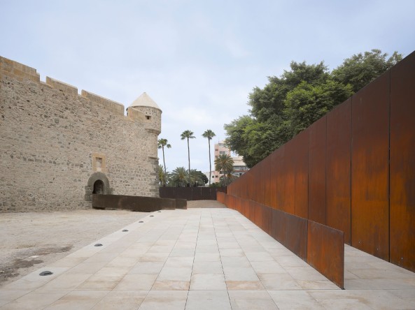 Castillo de la Luz, Nieto Sobejano Arquitectos, Fuensanta Nieto, Enrique Sobejano, Las Palmas, Kastell des Lichts, Prinz von Asturien, Martin Chirino, Ruine, Sanierung, Kanarische Inseln, Canary Island Museum, Fassade, Corten Stahl, A hidden Void, La Isleta, Beton